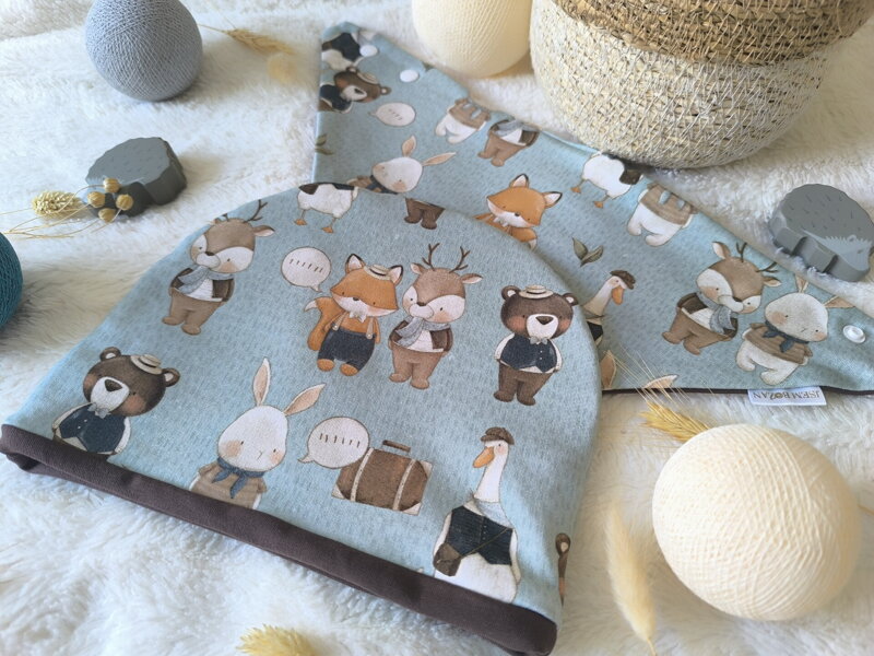 Vintage zvířátka na cestách - set čepičky a trojcípého nákrčníku Vintage zvířátka na cestách - set čepičky a trojcípého nákrčníku