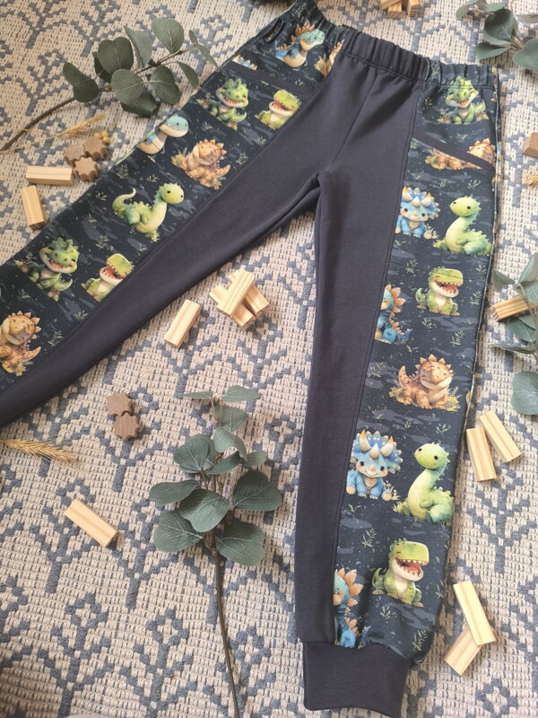 Zakázka- tepláky šité na přání pro konkrétní zákaznici